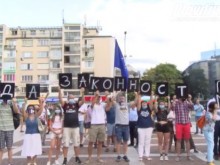 Стотици пловдивчани поставиха началото на протеста в Пловдив с химна на България