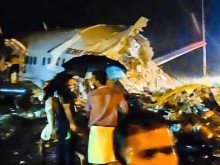 Пътнически самолет се разцепи на две при приземяването си