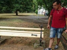 Добрата новина: Съвестен гражданин ремонтира пейки в Пловдив със собствени средства