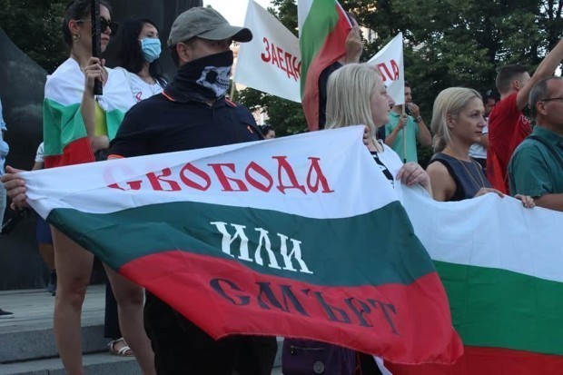 Plovdiv24 bg
Антиправителствените демонстранти издигнаха барикади в София в петък вечер по