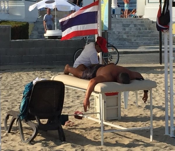 Екзотични масажистки са хит на плажа в Слънчев бряг този