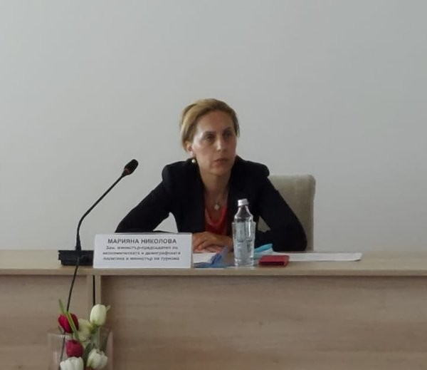 Вицепремиерът и министър на туризма Марияна Николова проведе спешна среща