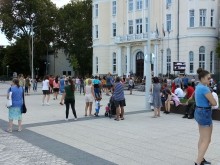 Хоро в центъра на Пловдив! Нека да си припомним, че не всичко е черно