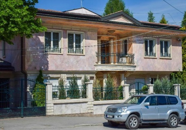 Под наем е обявена луксозната резиденция на Евелин Банев-Брендо. Две