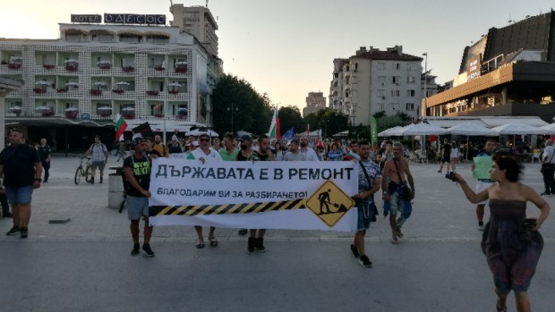 БНР
Варна отново е блокирана след като протестиращите върнаха къмпинга на