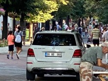 Брутално нагло! Лъскав бял джип "се разходи" по Малката Главна в Пловдив