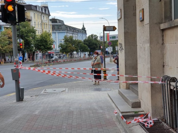 Varna24 bg Мазилка пада от сградата на Централна поща във Варна