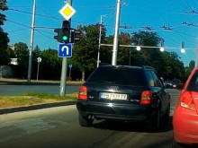 Шофьорът на "Ауди" с номер РВ7439ТХ да се засрами от тези кадри!