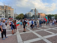 Недоволни пловдивчани огласиха с викове "Оставка!" града