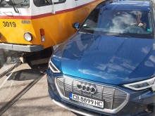 Неадекватна шофьорка на лъскав автомобил с баровски номер блокира кръстовище