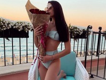 Гаджето на Неделев празнува рожден ден сама, той й праща рози