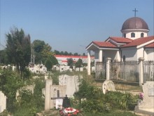 Телата на родителите на мъж изчезнаха от гроба им