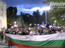 Яйца летят към Партийния дом в Пловдив!