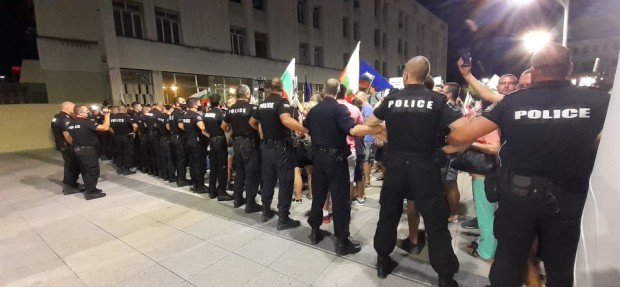 Протестиращи пробиха полицейската блокада в Пловдив
