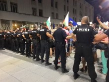 Протестиращи пробиха полицейската блокада в Пловдив