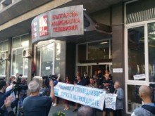 Протестиращи блокираха сградата на БНТ