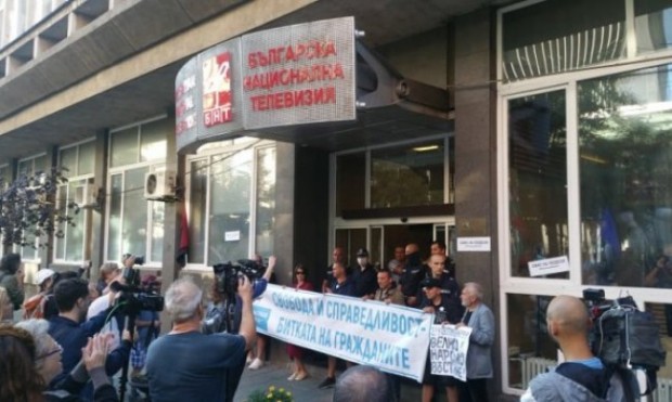 Bulgaria ON AIR
Протестиращите блокираха сградата на БНТ Те призовават за