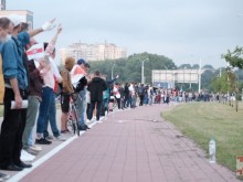 Жителите на Минск образуваха 13-километрова жива верига срещу Лукашенко