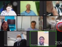 Похотлив общински съветник прави секс насред важна онлайн конференция (18+)