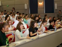 Правителството увеличава студентските стипендии с 20%