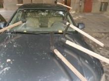 Забиха две кирки в автомобил 