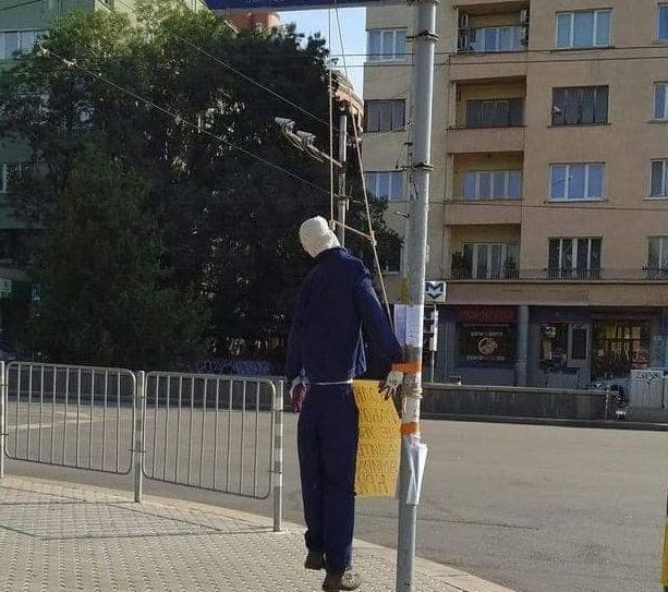 Фейсбук
Снимка на обесена кукла на електрически стълб в София се