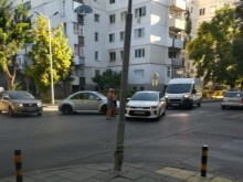 Две дами се целунаха с колите на кръстовище в центъра на Пловдив