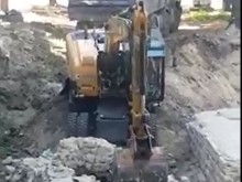 Багер разчисти част от разкопките в градинката на ул. "Цар Симеон I“, от Община Варна обясниха защо