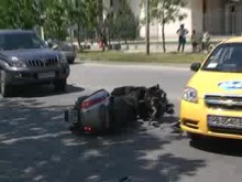Мотоциклетист в болница след удар в такси