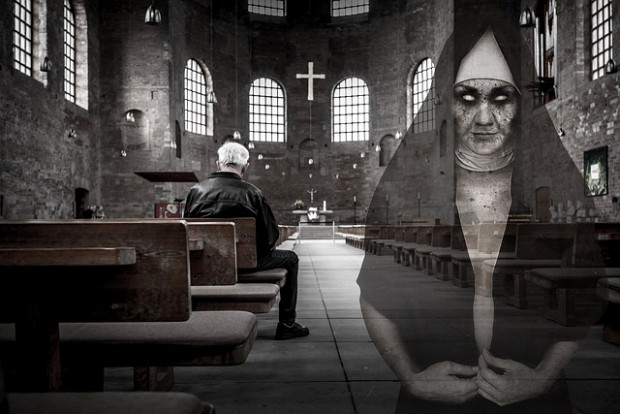 Жена преоблечена като монахиня стряска в тъмното деца и възрастни
