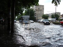 Паднали дървета и скъсани тролейбусни жици след пороя, наводнени улици затвориха движението в някои части на града