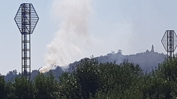 Потушиха пожара на Бунарджика, горяла е барака, обитавана от клошари