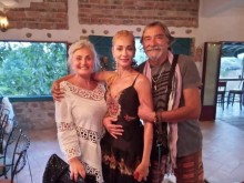 Нети показа за пръв път биологичните си родители