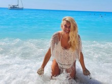 Русокоса красавица не се притеснява от слуховете, отдаде се на почивка