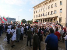 Викове "оставка" от рано сутрин в София, протестиращи замерят полицаите с ябълки и яйца