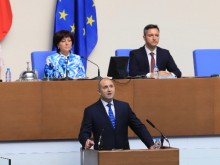 Радев се сурна по стълбите на Народното събрание