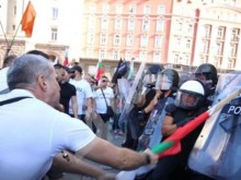Напрежението на протеста отново ескалира! Атакуват полицаите с пиратки