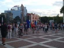 Протестът в Пловдив започна с изпълнение на химна на България
