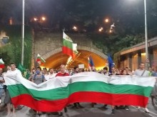 Емоционално изпълнение на химна в средата на Тунела!