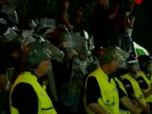 Известен българин със съвети към протестиращите: Дебнете ченгетата в гръб, чупете стъклата на банки!