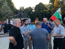 Протестиращи започват да се събират на площад "Централен"