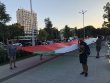 Пловдивчани опънаха 50-метров трибагреник в центъра на града!