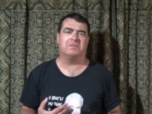 Скандален журналист уринира върху флага и призова българите да се откажат от грaждaнcтвoто си (18+)