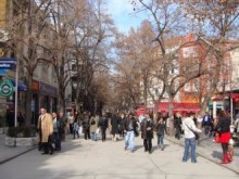 Наемите на бутиците по главната паднаха наполовина