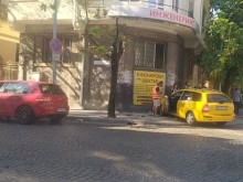 Такси се вряза в сграда в центъра на Пловдив!