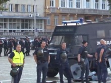 В района на протеста в София откриха бутилки със запалителна течност