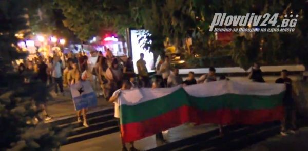 Групата на протестиращите в Пловдив се отправи на традиционното си шествие