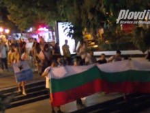 Групата на протестиращите в Пловдив се отправи на традиционното си шествие