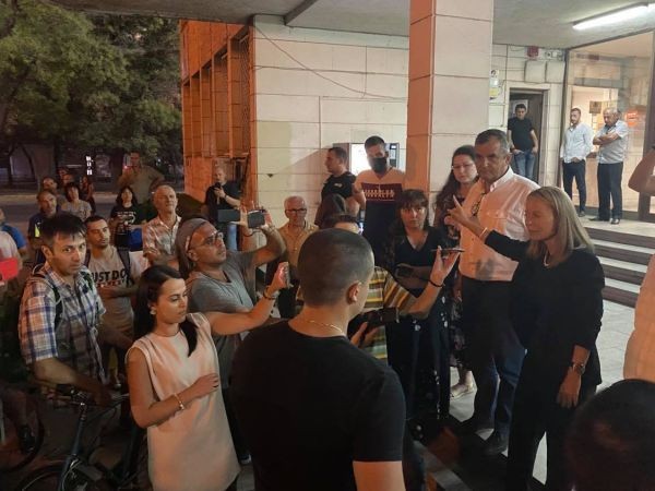 Дани Каназирева се срещна с протестиращите пред сградата на администрацията