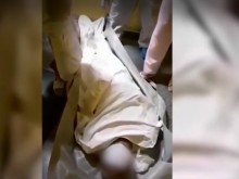 Санитари пренасят пациенти в мушами